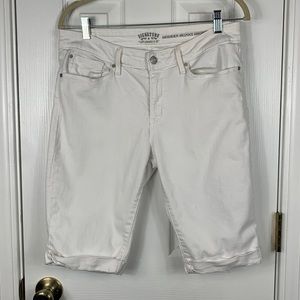 Signature Levi Strauss modern skinny shorts white size 12. 98% cotton,